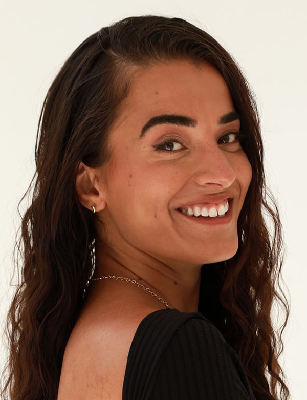 Vrouwelijk model met bruin haar amber s.