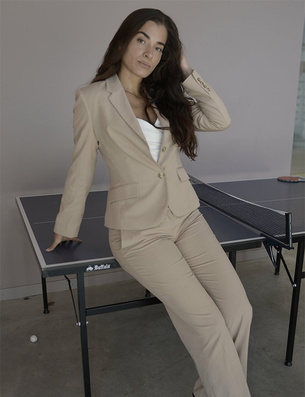 Vrouwelijk model met bruin haar Amber S.