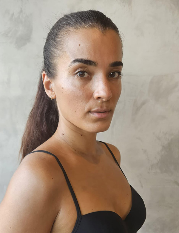 Vrouwelijk model met bruin haar Amber S.
