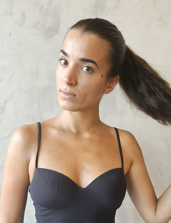 Vrouwelijk model met bruin haar Amber S.