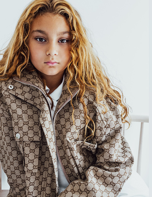 Kindermodel met lang krullend haar Ariana P.