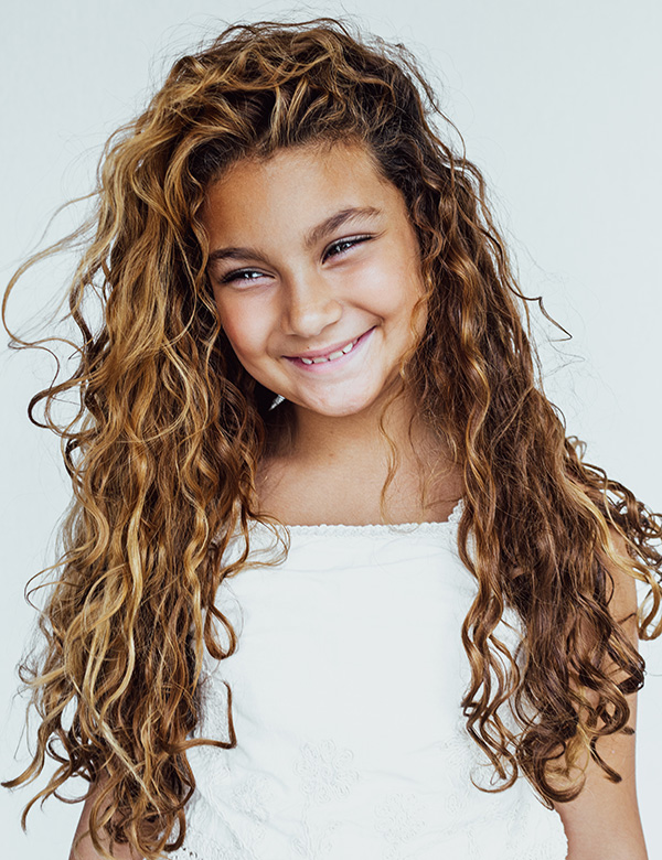 Kindermodel met lang krullend haar Ariana P.