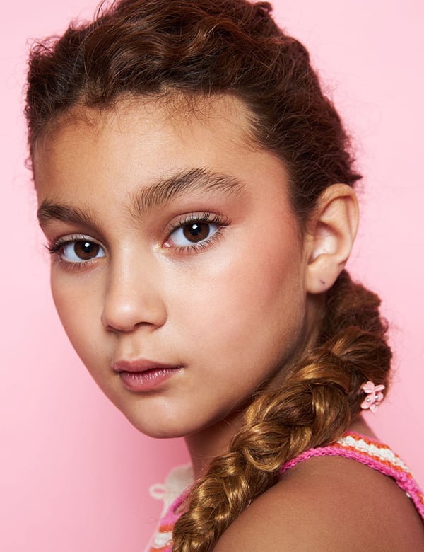 Kindermodel met roodbruin haar Ariana