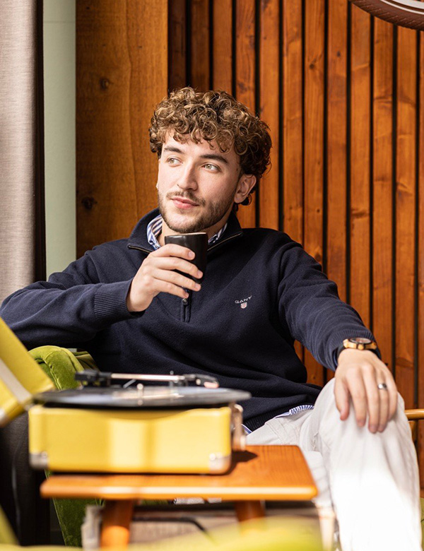 Mannelijk model met krullend haar Dani