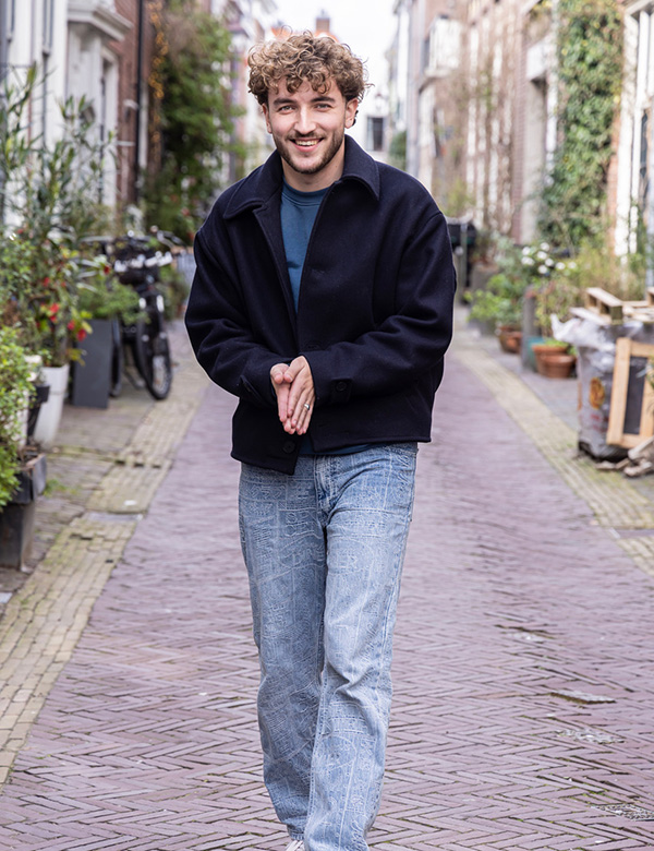 Mannelijk model met krullend haar Dani