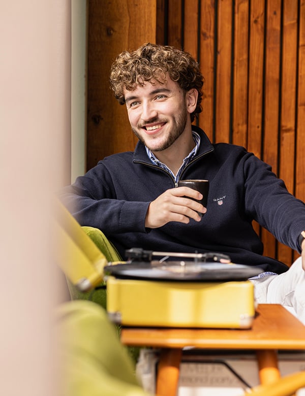 Mannelijk model met krullend haar Dani