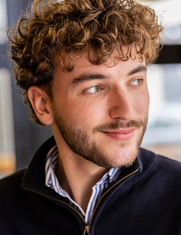 Mannelijk model met krullend haar Dani