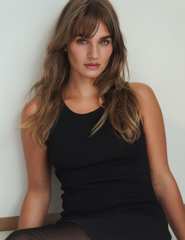 Vrouwelijk model met donker haar Hannah SW.