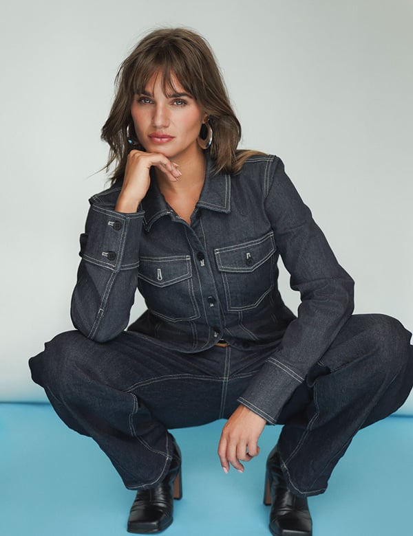 Vrouwelijk model met donker haar Hannah SW.