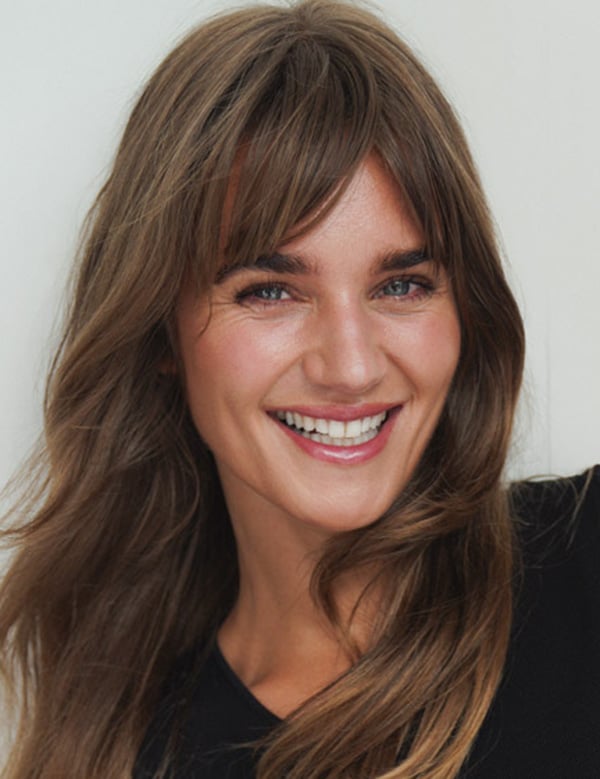 Vrouwelijk model met donker haar hannah sw.