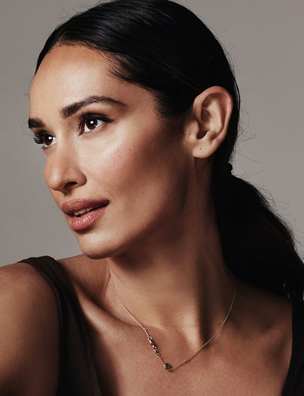 Vrouwelijk model met bruin haar Hasret