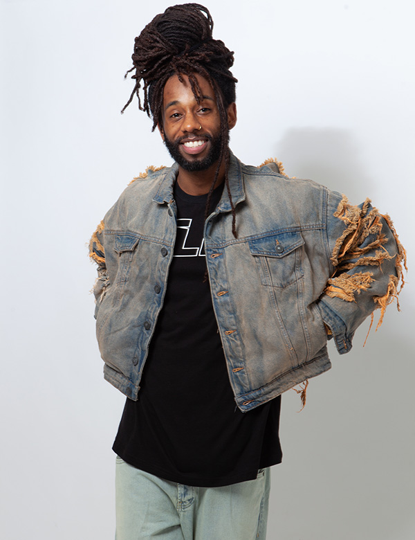 Mannelijke model met kroes haar Jamail