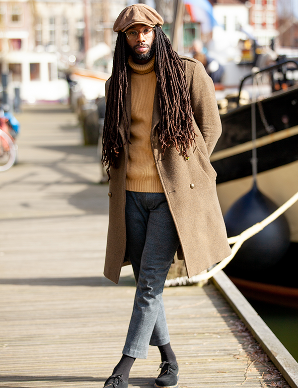 Mannelijk model met donkerbruin haar Jamail