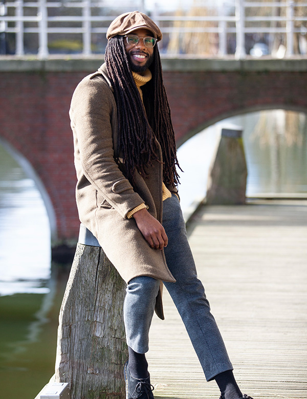 Mannelijke model met kroes haar Jamail