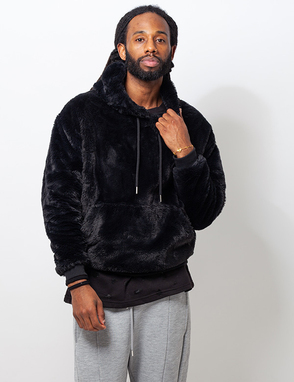 Mannelijke model met kroes haar Jamail