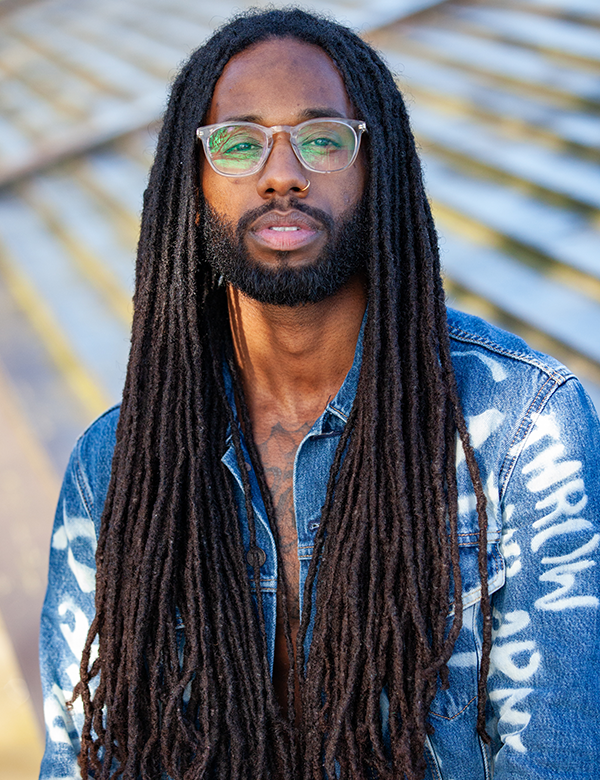 Mannelijk model met donkerbruin haar Jamail