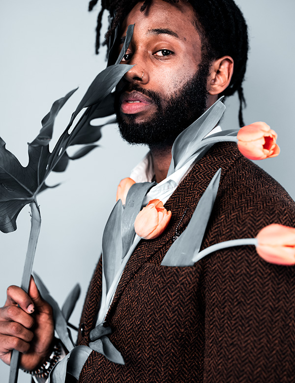 Mannelijke model met kroes haar Jamail