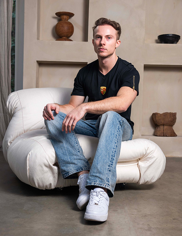 Mannelijk model met donkerblond haar Jay S.