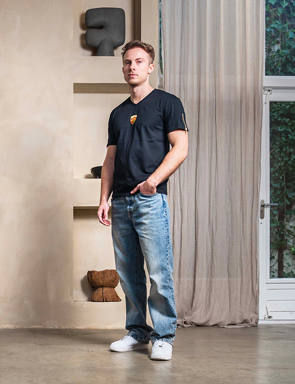 Mannelijk model met donkerblond haar Jay S.