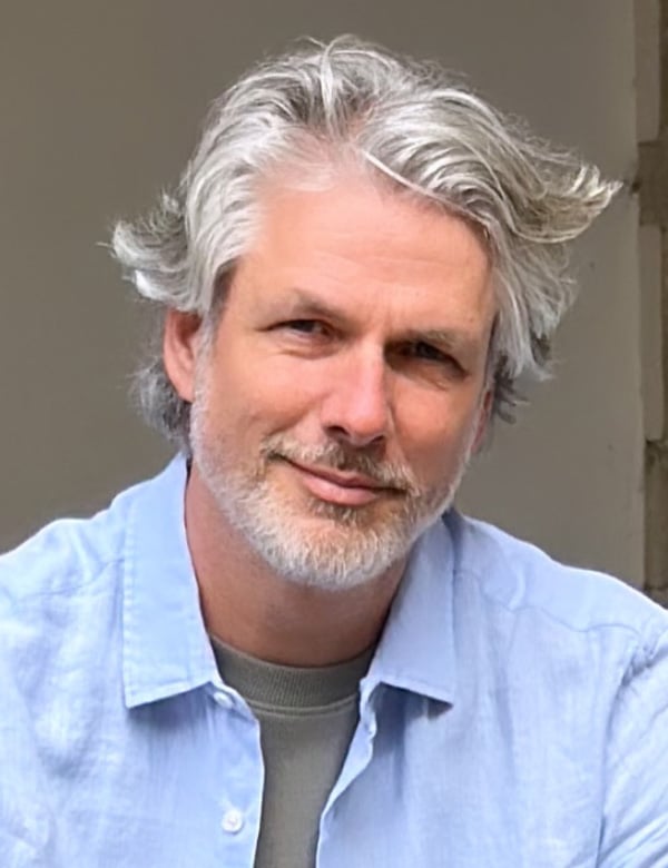 Mannelijk model met grijs haar john p.
