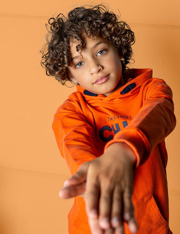 Kindermodel met bruine krullen Julian