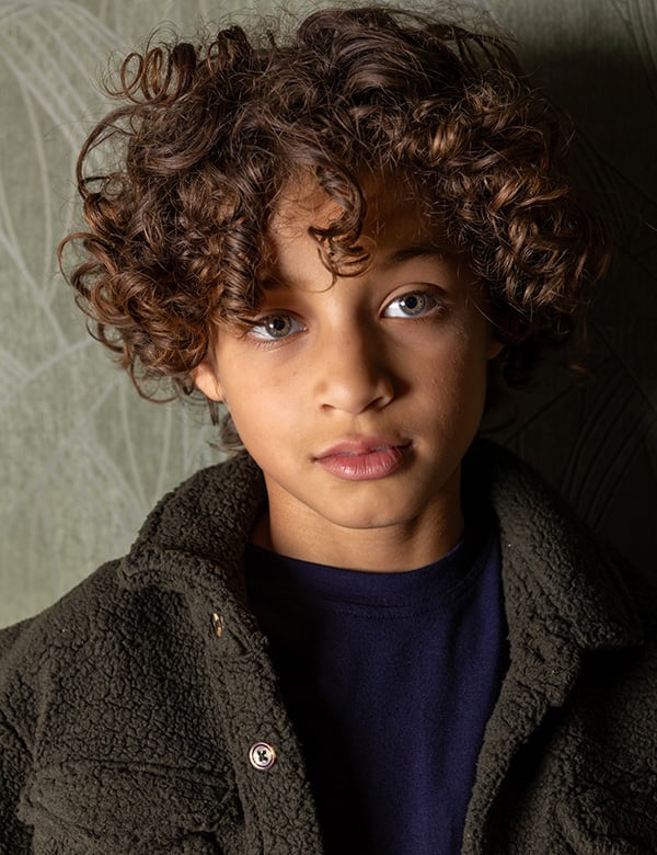 Kindermodel met bruine krullen Julian