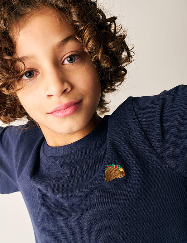 Kinderlijk model met donkerblonde krullen