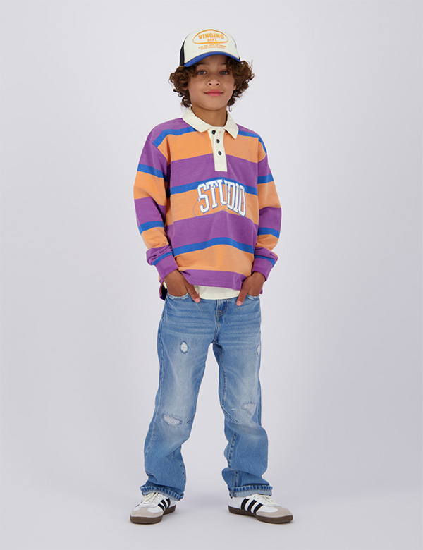 Kinderlijk model met donkerblonde krullen.