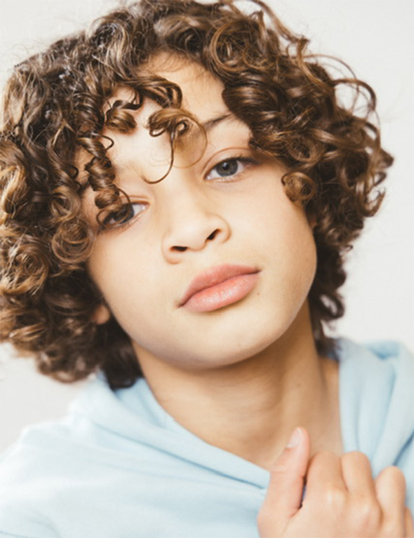 Kindermodel met bruin haar Julian L.