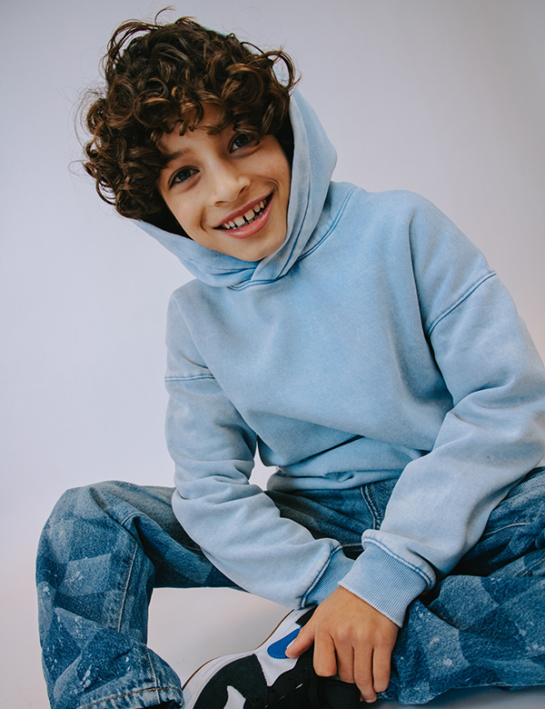 Kinderlijk model met donkerblonde krullen.