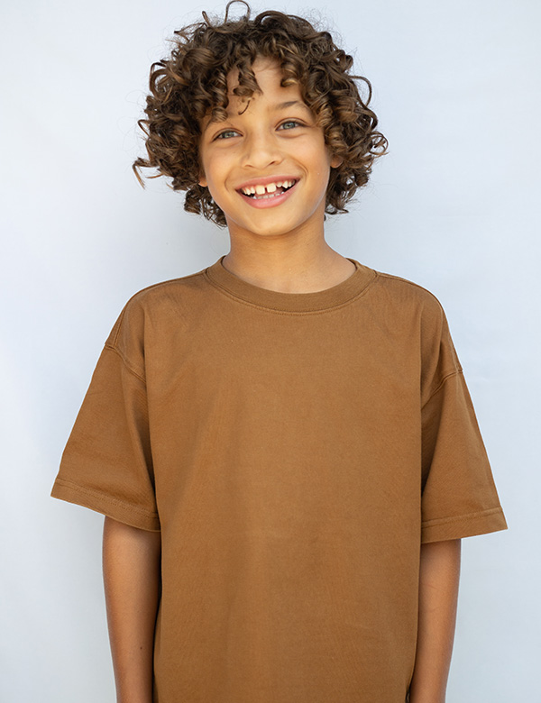 Kindermodel Julian heeft bruin krullend haar en blauwe ogen
