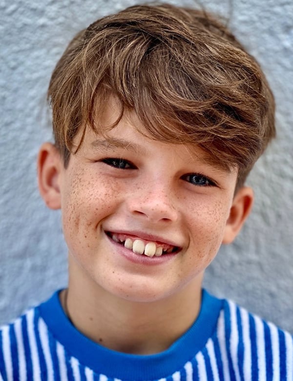 Kindermodel met bruin haar mees
