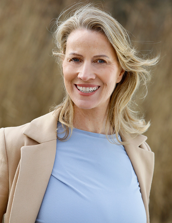 vrouwelijk model met blond haar Nancy H.