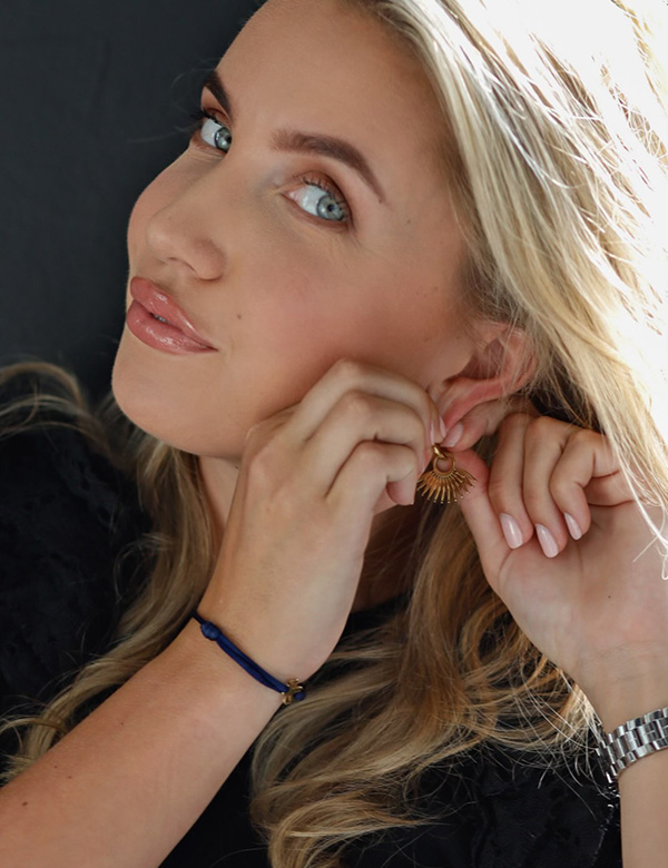 Vrouwelijk model met blond haar Rosalie