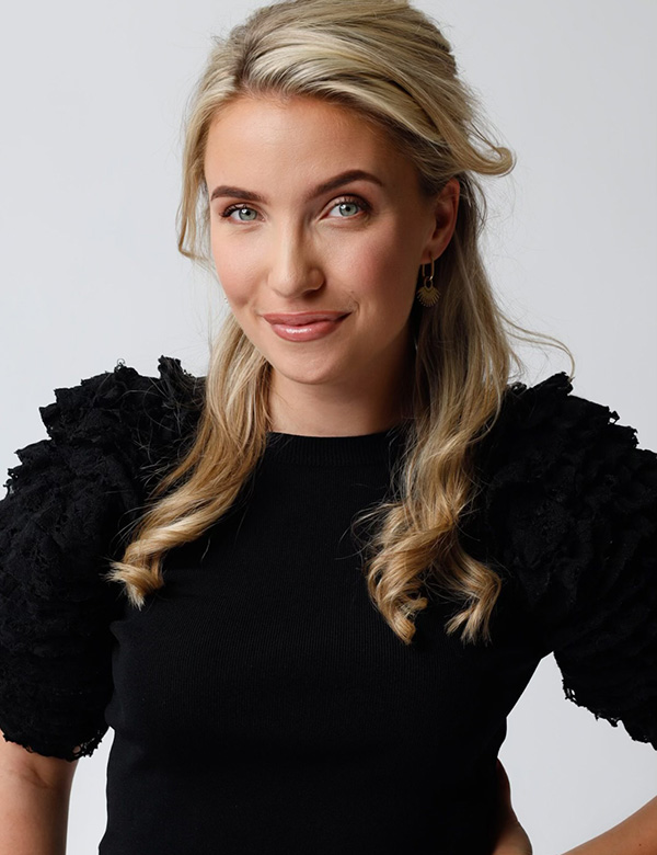 Vrouwelijk model met blond haar Rosalie