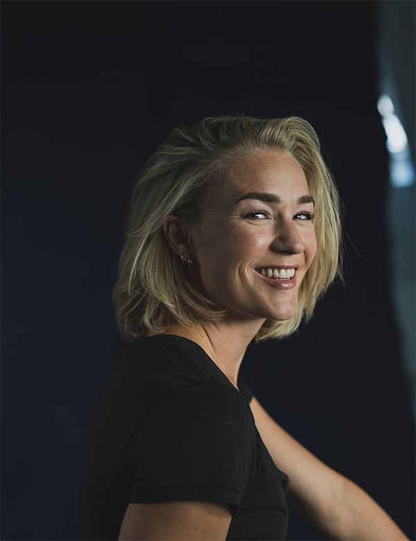 Vrouwelijk model met blond haar Simone
