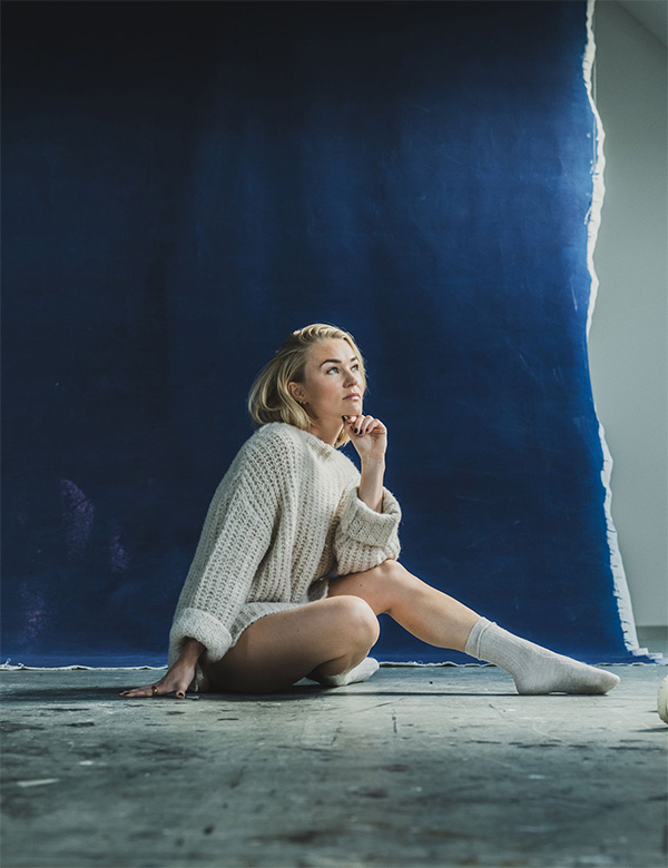 Vrouwelijk model met blond haar Simone