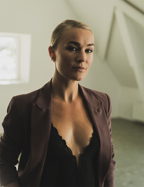 Vrouwelijk model met blond haar Simone