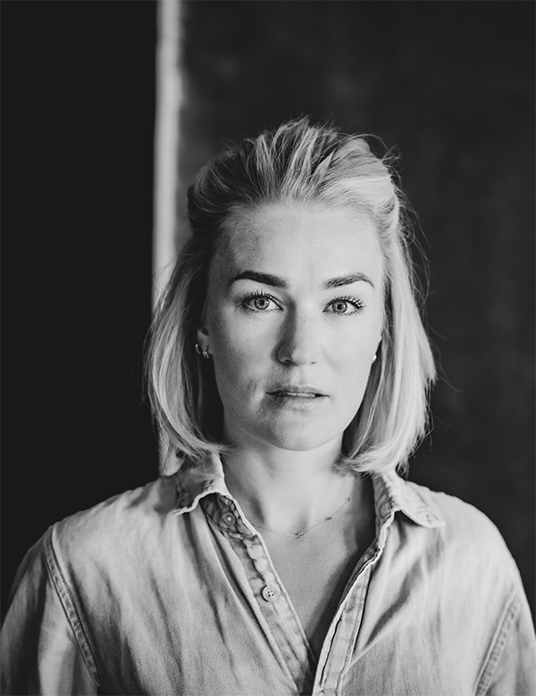 Vrouwelijk model met blond haar Simone