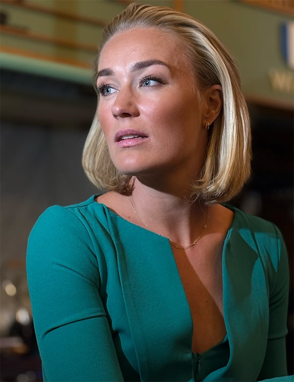 Vrouwelijk model met blond haar Simone