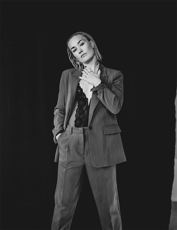 Vrouwelijk model met blond haar Simone