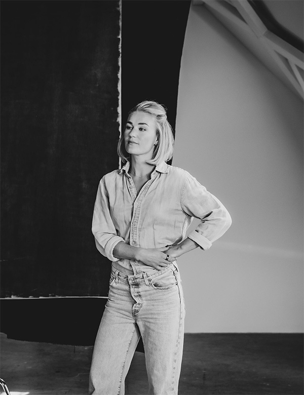 Vrouwelijk model met blond haar Simone