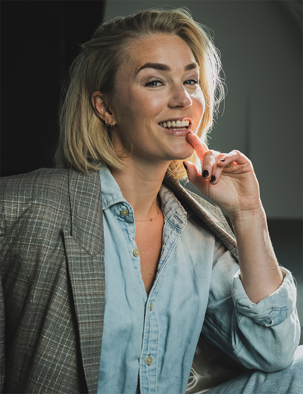 Vrouwelijk model met blond haar Simone