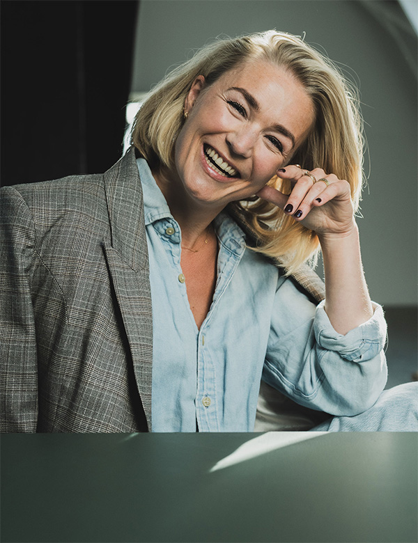 Vrouwelijk model met blond haar Simone