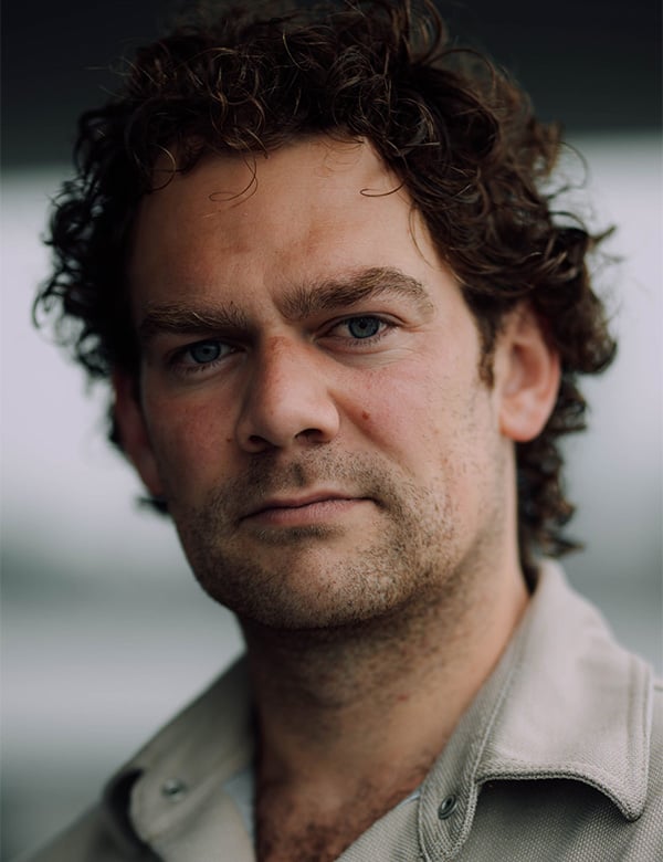 Mannelijk model met bruin haar steef