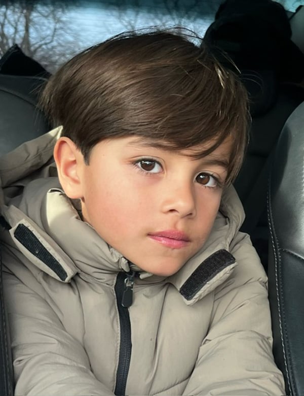 Kindermodel met zwart haar Ace