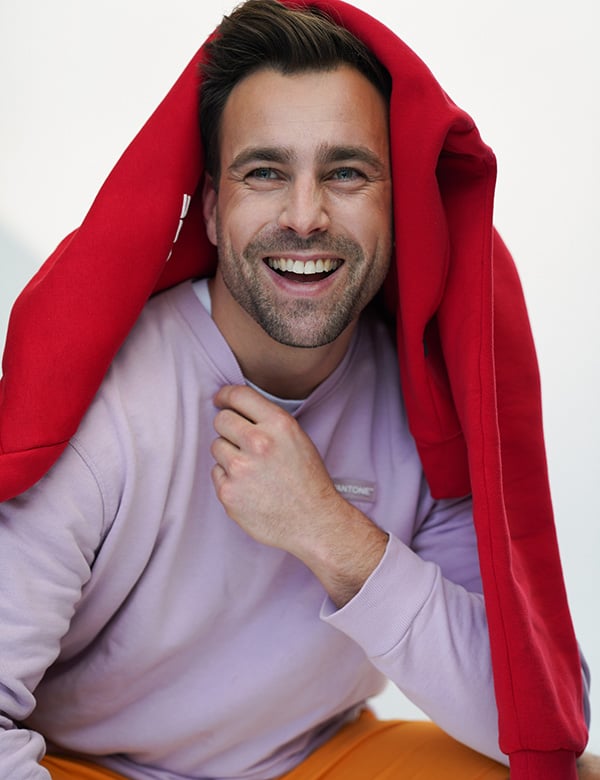 Mannelijk model met bruin haar.