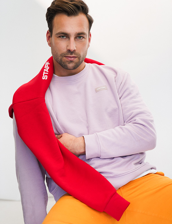 Mannelijk model met bruin haar.