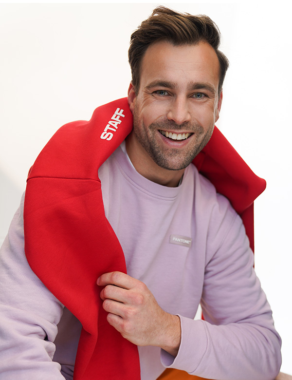 Mannelijk model met bruin haar.