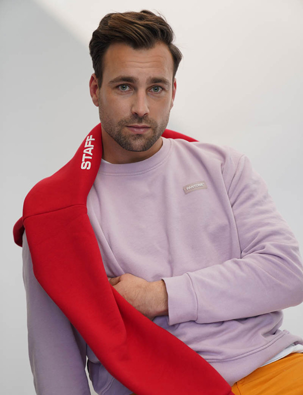 Mannelijk model met bruin haar.
